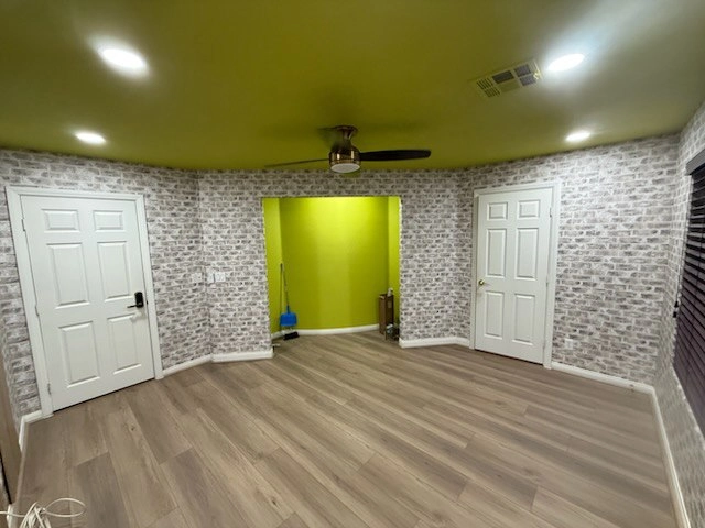 Bedroom wallpaper feature wall Naperville in Streeterville, Chicago